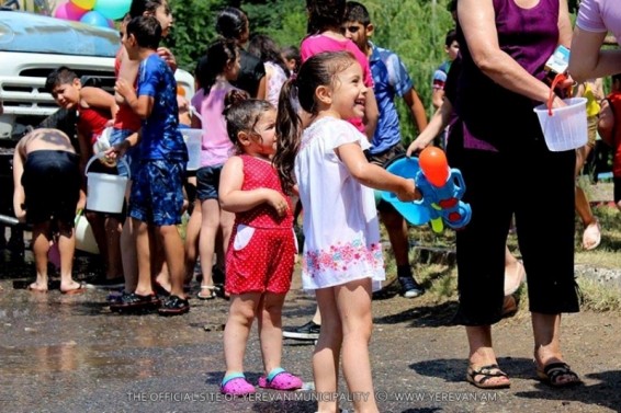 Photo. Վարդավառի ջրառատ մթնոլորտ` Աջափնյակ վարչական շրջանում