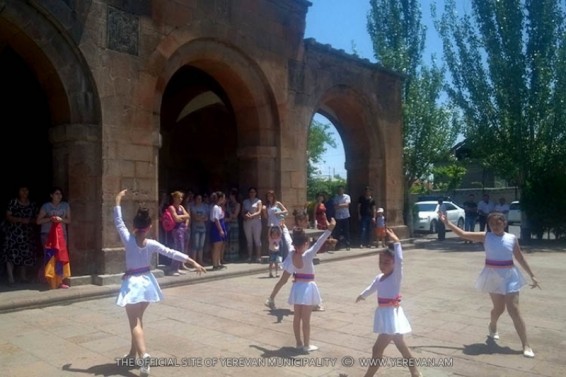 Վարդավառը՝ Նորագավիթի Սուրբ Գևորգ եկեղեցու բակում