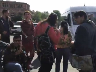 Ցուցարարները նստացույց են անում կառավարության շենքի մոտ