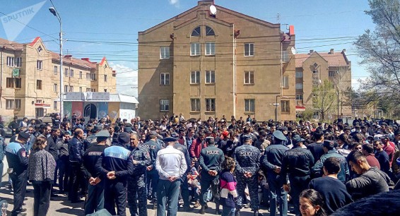 В Гюмри молодежь оцепила площадь Независимости
