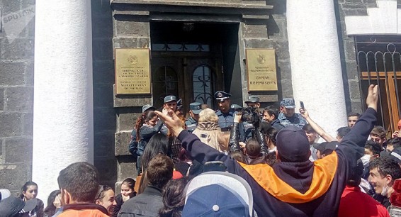 Эхо ереванских протестов в Гюмри: молодежь хочет прорваться в здание обладминистрации