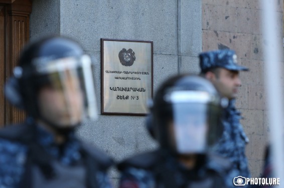 Пашинян призывает полицию перейти на сторону митингующих