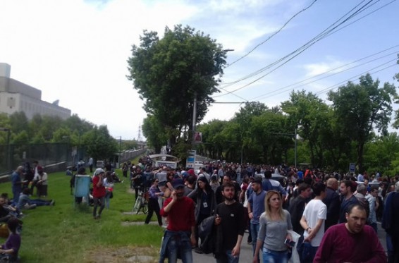 Ցուցարարները երկկողմանի փակեցին Իսակովի պողոտան