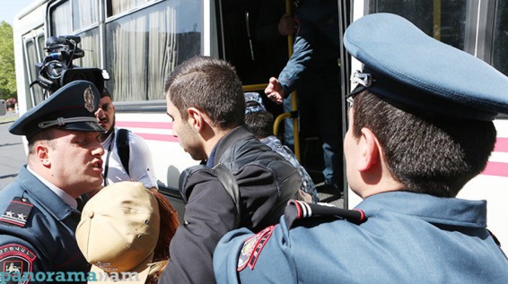 В Полицию Еревана доставлены 16 человек, в том числе и активист Давид Санасарян