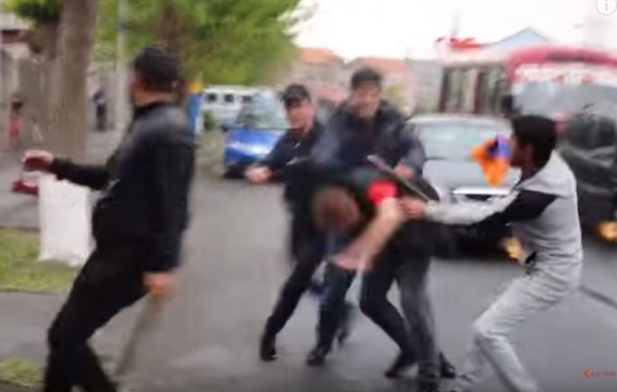 Video. Անհայտ անձիք ծեծում են անչափահաս ցուցարարներին