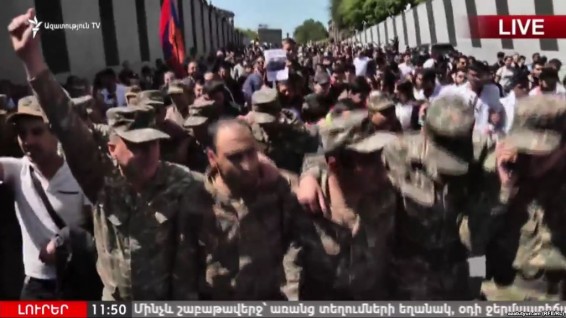 Ցուցարարներին միացան զինվորական համազգեստով երիտասարդներ