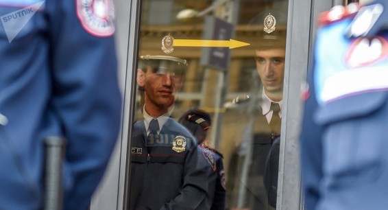 Мужчина в Армении ударил ножом полицейского