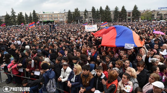 Никол Пашинян на митинге в Гюмри: Кандидат от народа должен быть избран премьером Армении, все прочие решения усугубят кризис
