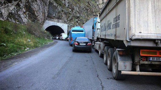 Վերին Լարսում մեծ խցանում է