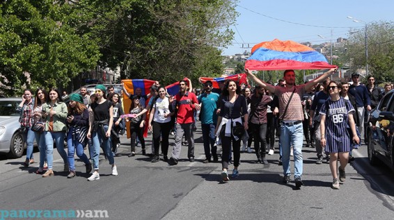 Ժողովրդավարությունից մինչև խորովածի և սիրո հեղափոխություն. Միջազգային մամուլը Հայաստանի մասին