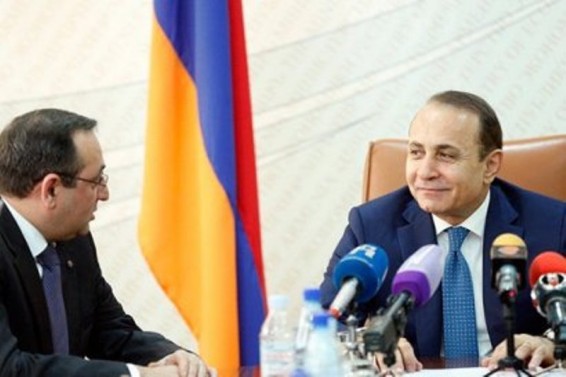 «Ժողովուրդ». Հովիկ Աբրահամյանն ու Արծվիկ Մինասյանը վիճել են. բանն հասել է «արա»-ով դիմելուն