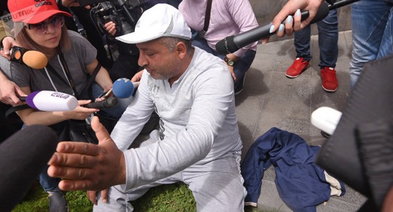 Один против всех: сторонник мэра Еревана объявил голодовку