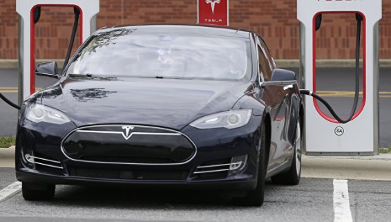 Немецкий водитель сгорел после аварии на электромобиле Tesla в Швейцарии