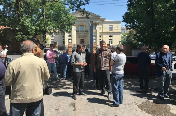 Նաիրիտցիները բողոքի ակցիա են իրականացնում Բաղրամյան 26-ի դիմաց. նրանք հանդիպում են պահանջում վարչապետ Նիկոլ Փաշինյանի հետ