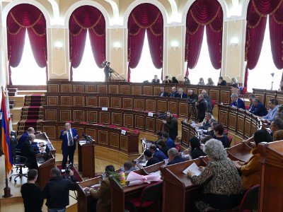 Գյումրիում ավագանին քննարկում է քաղաքապետին անվստահություն հայտնելու հարցը. «Գալա»-ն սա կրկես է համարում