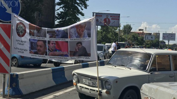 Проспект Аршакуняца в Ереване остается заблокированной сторонниками и родственниками группы «Сасна црер»
