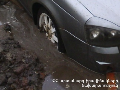 Փրկարարներն ավտոմեքենան դուրս են բերել արգելափակումից