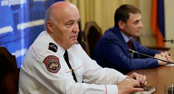 Начальник полиции Армении представил сотрудникам нового заместителя