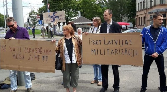 Саммит НАТО в Варшаве. В Риге - война плакатов