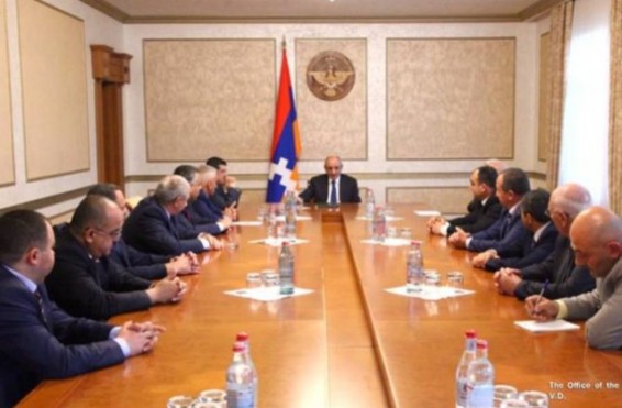 Բակո Սահակյանը կուսակցությունների հետ քննարկել է Արցախի ներքաղաքական վիճակը