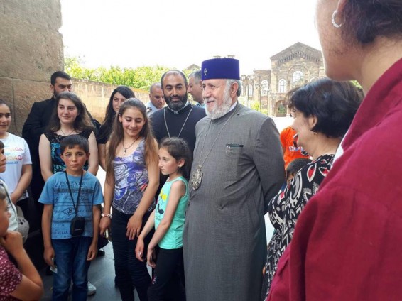 Photo: Այսօր Ամենայն Հայոց Կաթողիկոսն իր օրհնությունը բերեց Օձունից ուխտի եկած մանուկներին