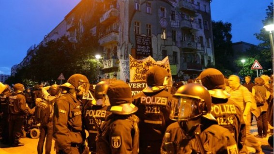 В Берлине в ходе протеста против джентрификации пострадали более 100 полицейских
