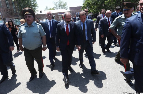 Վարչապետն այցելել է ՀՀ կենտրոնական հավաքակայան. զորակոչվում է նաև նրա որդին