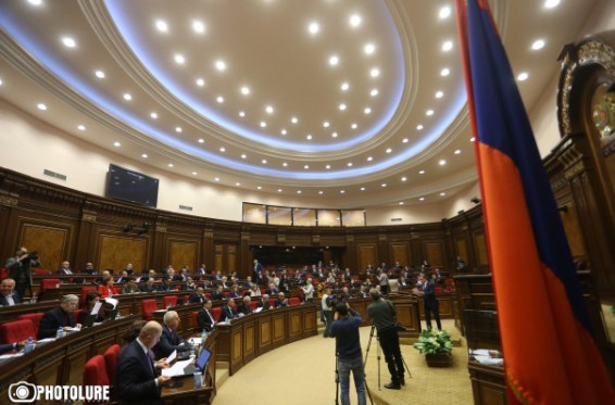 ԱԺ արտահերթ նիստը՝ ուղիղ. օրակարգում 7 հարց է, այդ թվում՝ մի շարք վարչական խախտումների տուգանքների համաներման մասին օրենքի նախագիծը