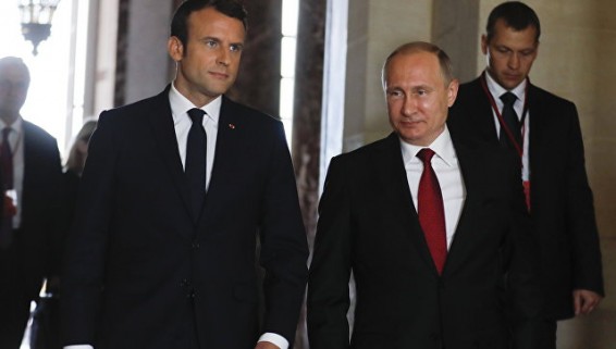 Путин поздравил Макрона с Днем взятия бастилии
