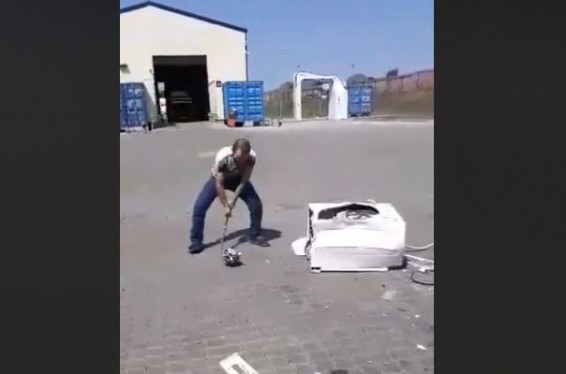 Video. 100 դոլարանոց ապրանքը 100 դոլարով «ռաստամոժկա» է անել տալիս. քաղաքացին մաքսատանը կոտրում է կենցաղային տեխնիկան