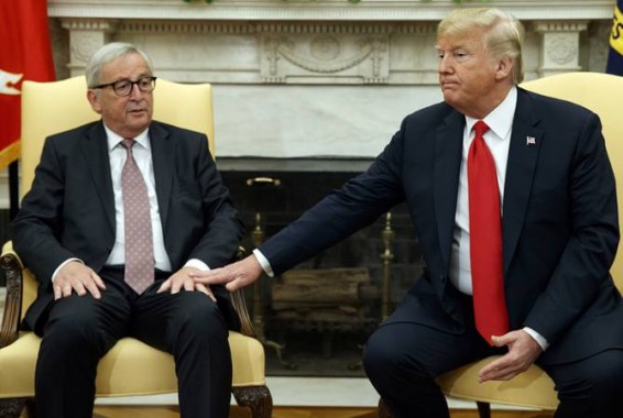 WSJ: Юнкер после переговоров с Трампом подарил ему фотографию военного кладбища