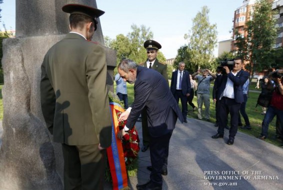 Никол Пашинян в Санкт-Петербурге возложил цветы к памятнику Комитасу и посетил Эрмитаж