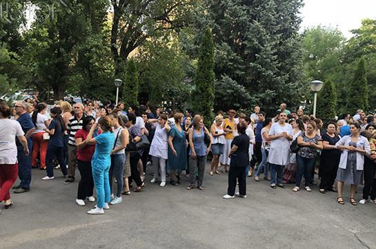 «Мы не будем лояльны к министру, который Армению назвал жалкой страной», - заявляют протестующие врачи