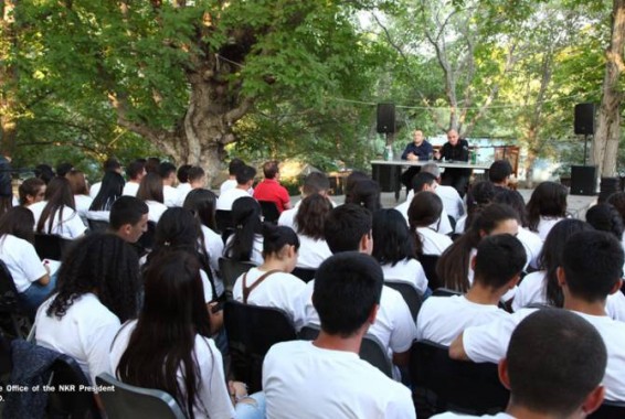 Բակո Սահակյանը հանդիպում է ունեցել Արցախի երիտասարդական ֆորումի մասնակիցների հետ