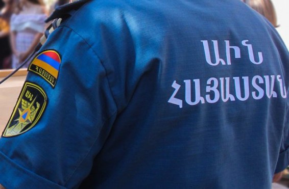 Քաղաքացին ոտնթաթերը մեխել է Երևանի Հանրապետության հրապարակում գտնվող նստարաններից մեկին