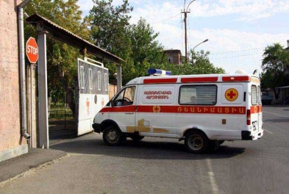 В ДТП на дороге Спитак-Ванадзор один военнослужащий погиб, двое с травмами доставлены в Центральный военный госпиталь: состояние одного них тяжелое – будут оперировать