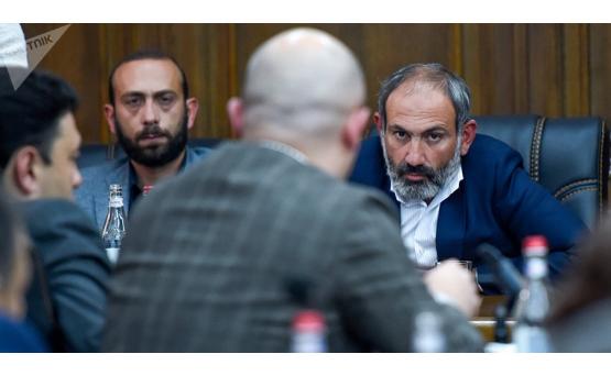 Премьер сенсационно врет