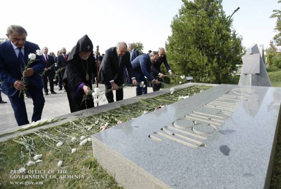 Высшее руководство Армении посетило пантеон Ераблур по случаю Дня независимости