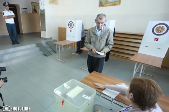 «Տոյոտա կոռոլայով» ընտրողներ են տեղամաս բերվել. Երևանի ավագանու ընտրություններում 11:30-ի դրությամբ գրանցվել է 86 խախտում, 7 միջադեպ