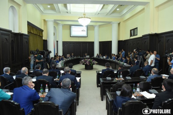 Կառավարության նիստը՝ ուղիղ. օրակարգում են մարզպետների՝ պաշտոնից ազատելու որոշման նախագծերը