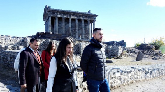 Ժերեմի Դելվերը տպավորվել է «Գառնի» տաճարի շքեղությամբ