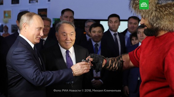 Президенту России Владимиру Путину сделали необычный подарок из гвоздей