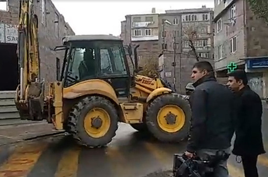 Տարբեր վարչական շրջաններում տարբեր շինություններ սպասում են ապամոնտաժվելու իրենց հերթին. Քաղաքապետարան