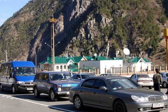 Очередь на российской стороне КПП Ларса составляет 2-2.5 км, КПП работает в ускоренном режиме