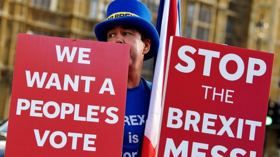 Обвал фунта: министр по Brexit ушел в отставку