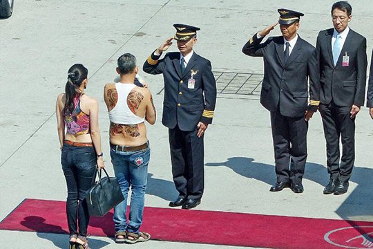 Թաիլանդի թագաժառանգը Մյունխենում ինքնաթիռից իջել է կարճ տոպով, ձեռքին՝ պուդել