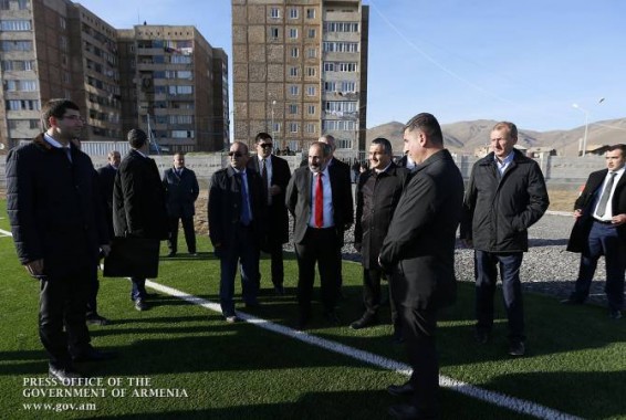 Никол Пашинян ознакомился с процессом ремонта школы Мартуни и стадиона Севана, а также присутствовал на открытии Гаварского драматического театра