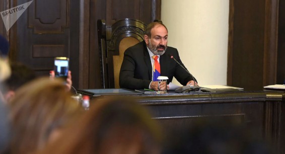 Пашинян пришел на пресс-конференцию в армянском галстуке