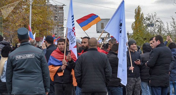 Знамя Пашиняна на реанимобиле: РПА обвиняет, власть устраняет недостатки