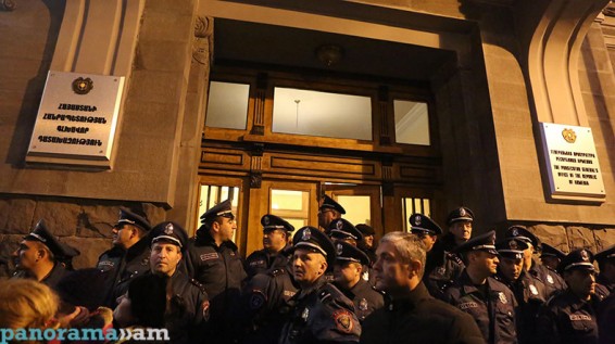 Участники акции в поддержку второго президента Армении назвали свои требования у здания Генпрокуратуры